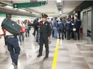  ??  ?? Los sujetos fueron detenidos cuando despojaban a usuarios del Metro de sus celulares, uno de ellos en Bellas Artes.