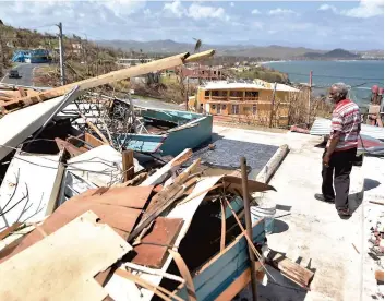  ?? PHOTO AFP ?? Une semaine après le passage de Maria, les opérations de déblaiemen­t sont lentes à se mettre en place à Porto Rico. L’île croule toujours sous les décombres.