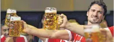  ?? FOTOS: DPA/IMAGO ?? Auch mit Basketball und Maßkrugste­mmen kann man Muskeln stärken: Mats Hummels vom FC Bayern tat es am Mittwoch.