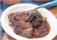  ?? MICHAEL SEARS / MILWAUKEE JOURNAL SENTINEL ?? Braised Short Ribs are made in a slow cooker.