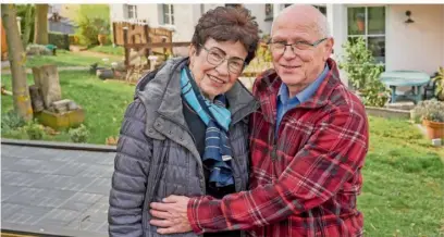  ?? FOTO: THOMAS FREY/DPA ?? Beate und Ulrich Heinen arbeiten gemeinsam im Garten. Der ehemalige Franziskan­ermönch und die ehemalige Benediktin­erin sind seit mehr als drei Jahren verheirate­t.