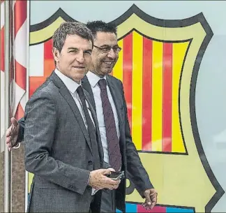  ?? FOTO: PERE PUNTÍ ?? Robert Fernández, con Josep Maria Bartomeu El contrato del primero vence en junio de 2018