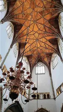  ?? ?? Die Decke der Sankt-Bavo-Kerk musste wegen der Traglast aus Holz sein.