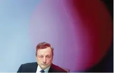  ?? Foto: Daniel Roland, afp ?? Spart auch Deutschlan­d eine Menge Geld, zumindest was Zinszahlun­gen betrifft: EZB Chef Mario Draghi.