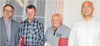  ?? SZ-FOTO: KÖ ?? Bergs Ortsvorste­her Norbert Zimmermann (von links) hat die verdienten Blutspende­r Karl Hirschle, Franjo Pokriva und Joachim Ihle geehrt.