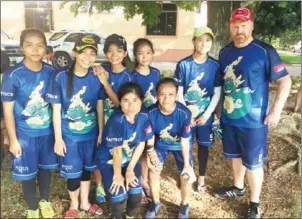  ?? PHOTO SUPPLIED ?? Seng Socheata (front) and the women of the Cambodian Yeak-or squad that will take part in the AOUCC in Manila pose for a photo with a male player.