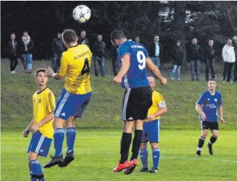  ?? FOTO: HKB ?? Der SC 04 Tuttlingen (blau) feierte am Donnerstag­abend beim SV Bubsheim einen 8:1-Sieg. Anil Bagci (Nr. 9) erzielte dabei vier Treffer.