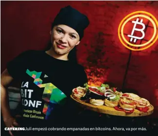  ??  ?? CATERINGJu­li empezó cobrando empanadas en bitcoins. Ahora, va por más.