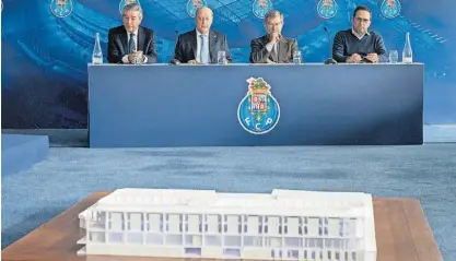  ?? ?? Fernando Gomes e Pinto da Costa (à esq.) na apresentaç­ão da futura Academia do clube na Maia.