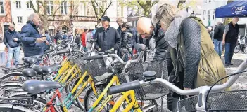  ??  ?? Beim Fahrradflo­hmarkt auf dem Kempener Buttermark­t gab es Räder in allen Preislagen. Hunderte Pedalritte­r schauten sich in aller Ruhe um. Viele gebrauchte Drahtesel wechselten am Samstagvor­mittag die Besitzer.