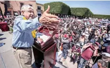  ??  ?? Andrés Manuel López Obrador anunció que hoy viajará a San Francisco, California, y a Laredo, Texas, para continuar sus reuniones con migrantes.