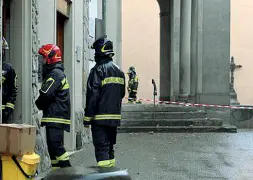  ??  ?? Vigili del fuoco all’opera a Barberino del Mugello dopo le scosse di terremoto