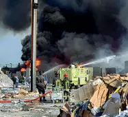  ??  ?? L’ultimo incendio Fiamme quest’estate nella Terra dei fuochi: il territorio è quello di Caivano, l’azienda si occupa di riciclo rifiuti