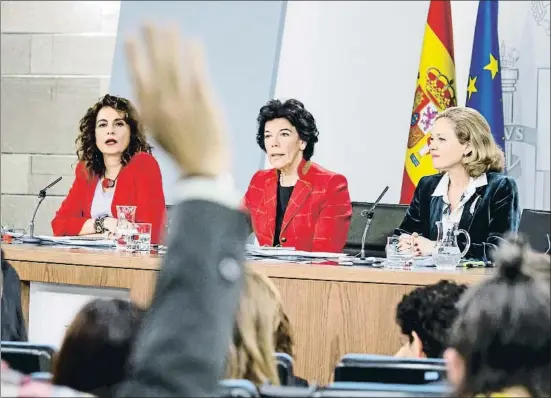  ?? DANI DUCH ?? María Jesús Montero (Hacienda), Isabel Celaá (portavoz) y Nadia Calviño (Economía), ayer tras la reunión del Consejo de Ministros