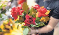  ?? FOTO: PAUL BRAVEN/IMAGO IMAGES ?? Der Fachhandel für Floristik muss geschlosse­n bleiben. Gleichzeit­ig werben Supermärkt­e mit ihrem Blumenange­bot.