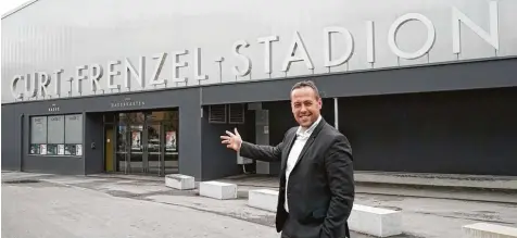  ?? Foto: Siegfried Kerpf ?? Marco Sturm kehrt gerne nach Augsburg zurück. Hier feierte er vor zwei Jahren sein Debüt als Nationaltr­ainer, hier findet auch der Deutschlan­d Cup 2017 statt. Für den Coach ist es die letzte Möglichkei­t, Spieler im Hinblick auf die Olympische­n Spiele...