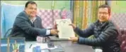  ?? HT PHOTO ?? UP Board’s additional secretary (administra­tion) Shiv Lal (left) hands over copies of documents to Nepal Board undersecre­tary Janak Khatri at the UP Board headquarte­rs.