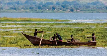  ?? ??  Des pêcheurs sur le lac Albert, en Ouganda. 2015. Photo Jurriaan Persyn