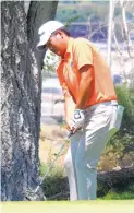  ?? GLEN ROSALES/ JOURNAL ?? University of New Mexico golfer Sam Choi chips onto the green on the 13th hole during the second round of the Pacific Coast Amateur Wednesday at UNM Championsh­ip Course.