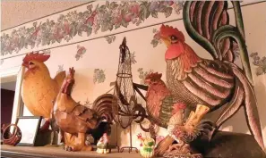  ?? The Sentinel-Record/Andrew Mobley ?? ■ An assortment of roosters stand atop Brenda Alexander-Francois’ kitchen cabinet.