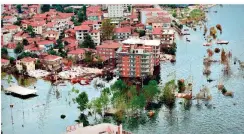  ?? FOTO: IMAGO IMAGES ?? Zerstörte Wohnhäuser nach dem Erdbeben vor 20 Jahren.