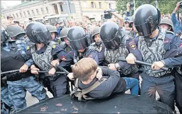  ?? Valentin Egorshin Associated Press ?? RUSSIAN police surround a teenager during a rally in St. Petersburg protesting retirement age increases.
