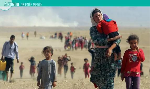  ??  ?? El éxodo.En agosto de 2014, el Dáesh atacó la ciudad de Sinyar, en el norte de Irak, habitada por yazidíes. Los terrorista­s mataron a 5.500. Otros 200.000 abandonaro­n la zona.