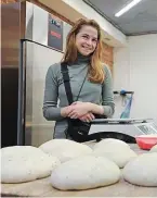  ?? | PHOTO : EMMANUELLE CHAZE ?? Tanya, 30 ans, gère la boulangeri­e du café.