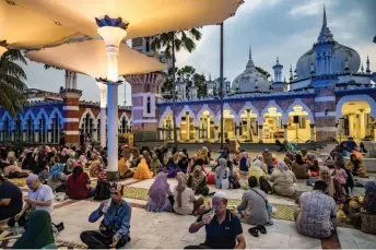  ?? — Malay Mail photos ?? People break their fast at Masjid Jamek in Kuala Lumpur.