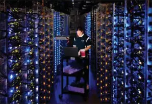  ?? ?? En ingeniør arbejder ved et af Googles datacentre i staten Oregon. Det er disse gigantiske servere, der kører kunstig intelligen­s som ChatGPT og Gemini. Og Apple har ikke nok af dem til at bygge sin egen. Foto: Uncredited/AP/Ritzau Scanpix