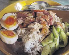  ??  ?? Khao moo daeng served with boiled duck eggs.
Stir-fried crab with curry powder and egg.