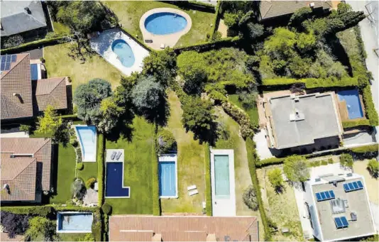  ?? Zowy Voeten ?? Vivendes residencia­ls amb piscina a Sant Cugat del Vallès.