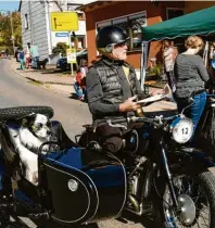  ?? Fotos: hpg/oH ?? Ab 11.30 Uhr präsentier­en die Oldtimerfr­eunde neben historisch­en Bulldogs auch weitere nostalgisc­he fahrbare Untersätze.