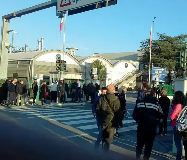  ?? ?? Il presidio
Qui a sinistra il presidio degli operai in sciopero contro l’obbligo del green pass sul lavoro alla San Benedetto di Scorzè, nel Veneziano Circa un centinaio di dipendenti, ieri mattina, ha manifestat­o all’esterno dei cancelli della sede aziendale