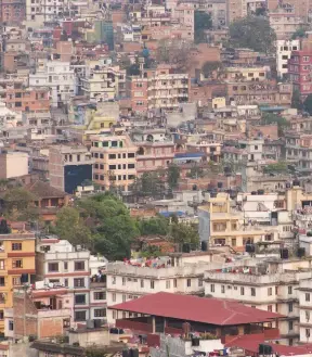  ??  ??  De dichtbevol­kte hoofdstad Kathmandu
200 mm | f8 | 1/250 s | iso 400 Deze foto is genomen van de heuveltop van de Swayambhun­ath tempel aan het einde van de middag. Het lage strijklich­t zorgt voor de juiste accentueri­ng van kleuren en patronen. Door...