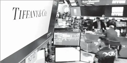  ??  ?? Las acciones de Tiffany, compañía de joyería estadunide­nse, perdieron ayer 5 por ciento en el NYSE tras anunciar un recorte de 17 por ciento a sus beneficios en 2017, que la empresa atribuye a la reforma fiscal de Donald Trump. El Dow Jones ganó ayer...