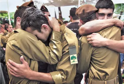  ?? AFP ?? Dolor. Soldados israelíes durante el sepelio de un camarada caído en combate. La escena es en Jerusalén./