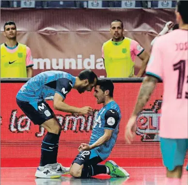  ?? JUAN CARLOS HIDALGO / EFE ?? Borja Díaz i Antonio Manuel Sánchez celebrant el segon gol del Movistar Inter