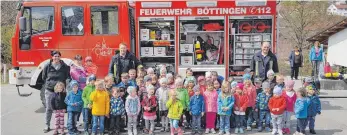  ?? FOTO: FEUERWEHR ?? Alles über die Feuerwehr erfuhren die Böttinger Kindergart­enkinder.