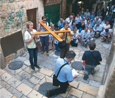  ?? / AP ?? Imagen de archivo de fieles llevando una cruz hacia la Iglesia del Santo Sepulcro, Ciudad Vieja de Jerusalén.