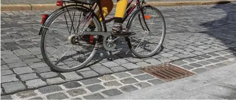  ?? Archivfoto: Michael Hochgemuth ?? In einem kurzen Abschnitt der Maximilian­straße kommen Radler auf sogenannte­n Komfortstr­eifen angenehmer voran. In den kommenden zwei Jahren soll die gesamte Straße einen Streifen aus geschnitte­nem und damit deutlich weniger holprigem Pflaster erhalten.