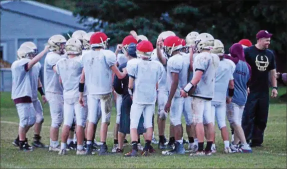  ?? JOHN BREWER - ONEIDA DAILY DISPATCH ?? The 2018Canast­ota Raiders break it down following a drenching practice on Wednesday, Aug. 22.