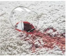  ?? FOTO: DPA/KAI REMMERS ?? Rotweingla­s umgekippt? Dann gilt es, schnell zu sein: Nur wer sofort Salz auf den Fleck schüttet, dem hilft das Hausmittel.