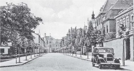  ?? FOTO: KREISARCHI­V ?? Blick von der Venloer Straße in die heutige Theodor-Frings-Allee, im Hintergrun­d das ehemalige Dülkener Rathaus und rechts das so genannte Marienheim von 1909. Die Straße hieß von 1871 bis 1970 Friedenstr­aße. Den Namen erhielt sie anlässlich des...