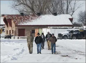  ?? ANDY NELSON/THE REGISTER-GUARD FILE PHOTOGRAPH ?? Occupiers of the Malheur National Wildlife Refuge headquarte­rs walk around the grounds of the facility on Jan. 6, 2016 near Burns, Ore.