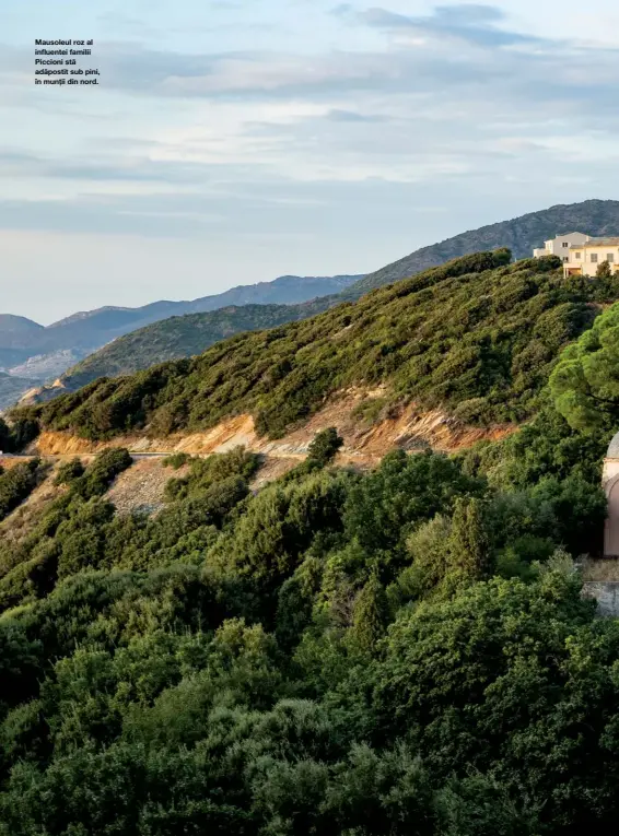  ??  ?? Mausoleul roz al influentei familii Piccioni stă adăpostit sub pini, în munții din nord.