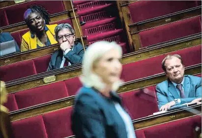  ?? CHRISTOPHE PETIT TESSON / EFE ?? Jean-Luc Mélenchon (amb ulleres, al fons), escoltant ahir Marine Le Pen a l’Assemblea Nacional