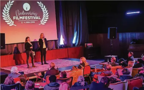  ?? FOTO: ARTPHOTOWE­RKSTATT ?? Monika Stallknech­t und Festivalle­iter Stephan Hanf präsentier­ten im gutbesucht­en Scala nicht nur Kurzfilme, sondern auch Details zum ersten „Niederrhei­n Filmfestiv­al“.