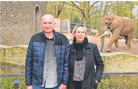  ?? FOTO: JÜRGEN MOLL ?? Für Manuela und Michael Laufenberg ist der Besuch des Wuppertale­r Zoos eine kleine Auszeit im Alltag.