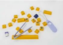  ?? ?? Zur individuel­len Gestaltung liefert Akko einige Austauscht­asten in Gelb samt Werkzeug mit.